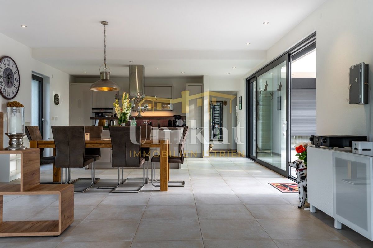 Luksuzna hiša z garažo v kleti - 3 km do morja